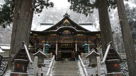 Heavy Snow Forces Over 100 to Seek Shelter in Japanese Shrine