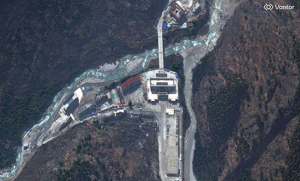 Sudden Flash Flood Devastates Nepal‑China Border Crossing, Leaving Thousands Missing