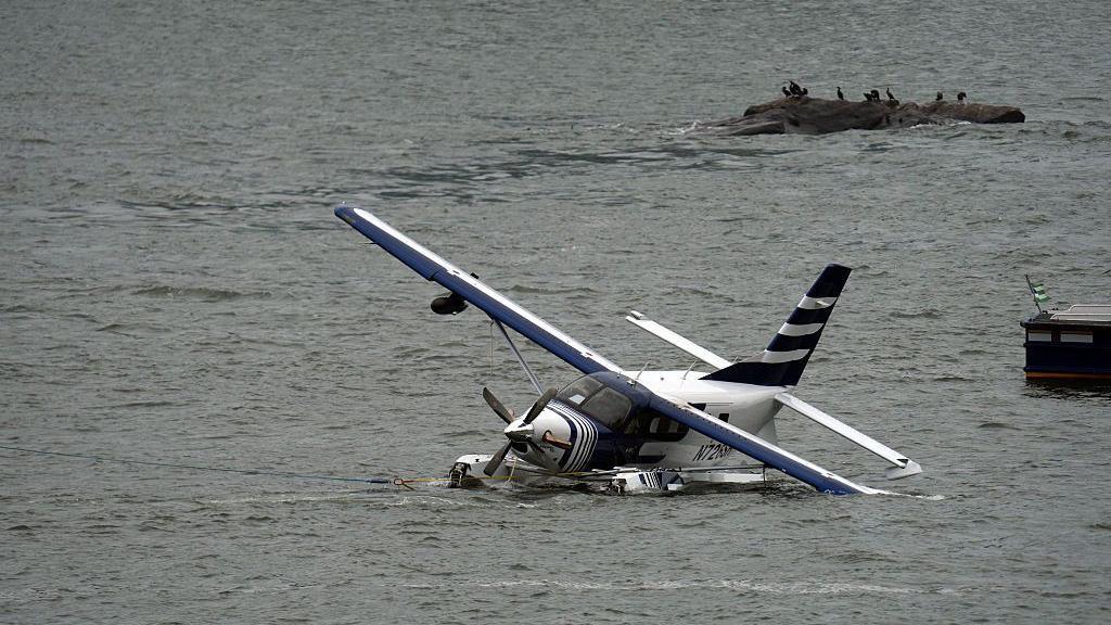 Eight Rescued from Seaplane that Made Hard Landing in Manhattan River