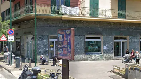 Heist in Naples: Bank Robbers Take 25 Hostages and Escape Through Tunnel