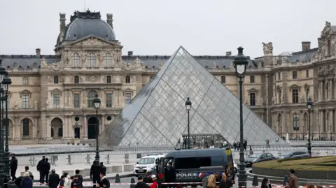 Five More Arrests Made in Louvre Jewel Heist Investigation