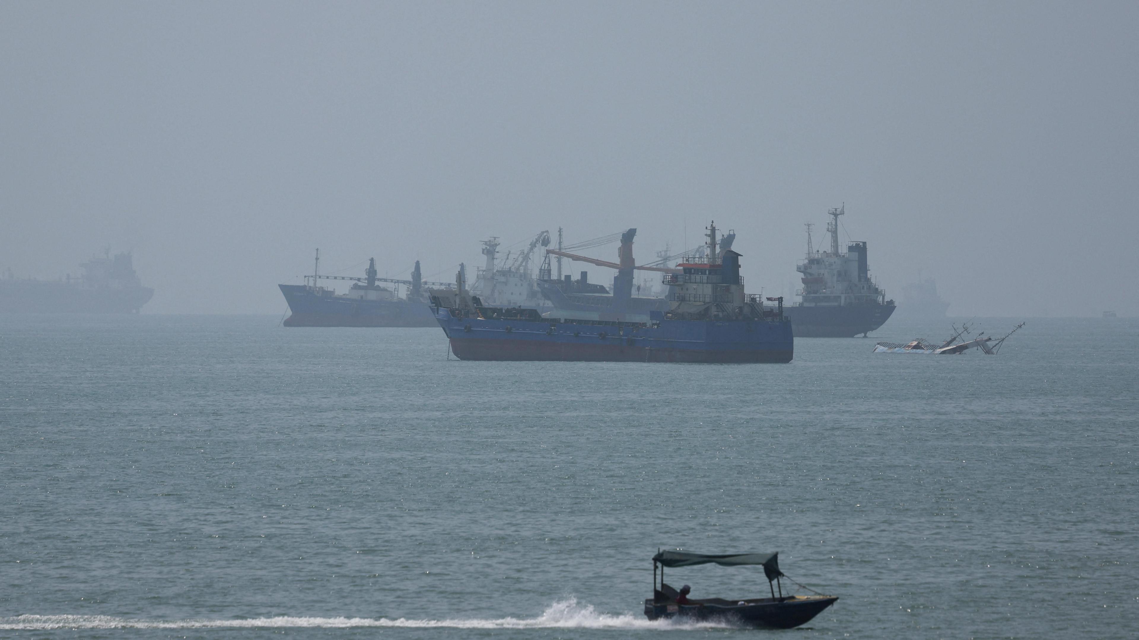 US Strikes Iranian Launchers on Larak Island, Escalating Tensions in the Strait of Hormuz