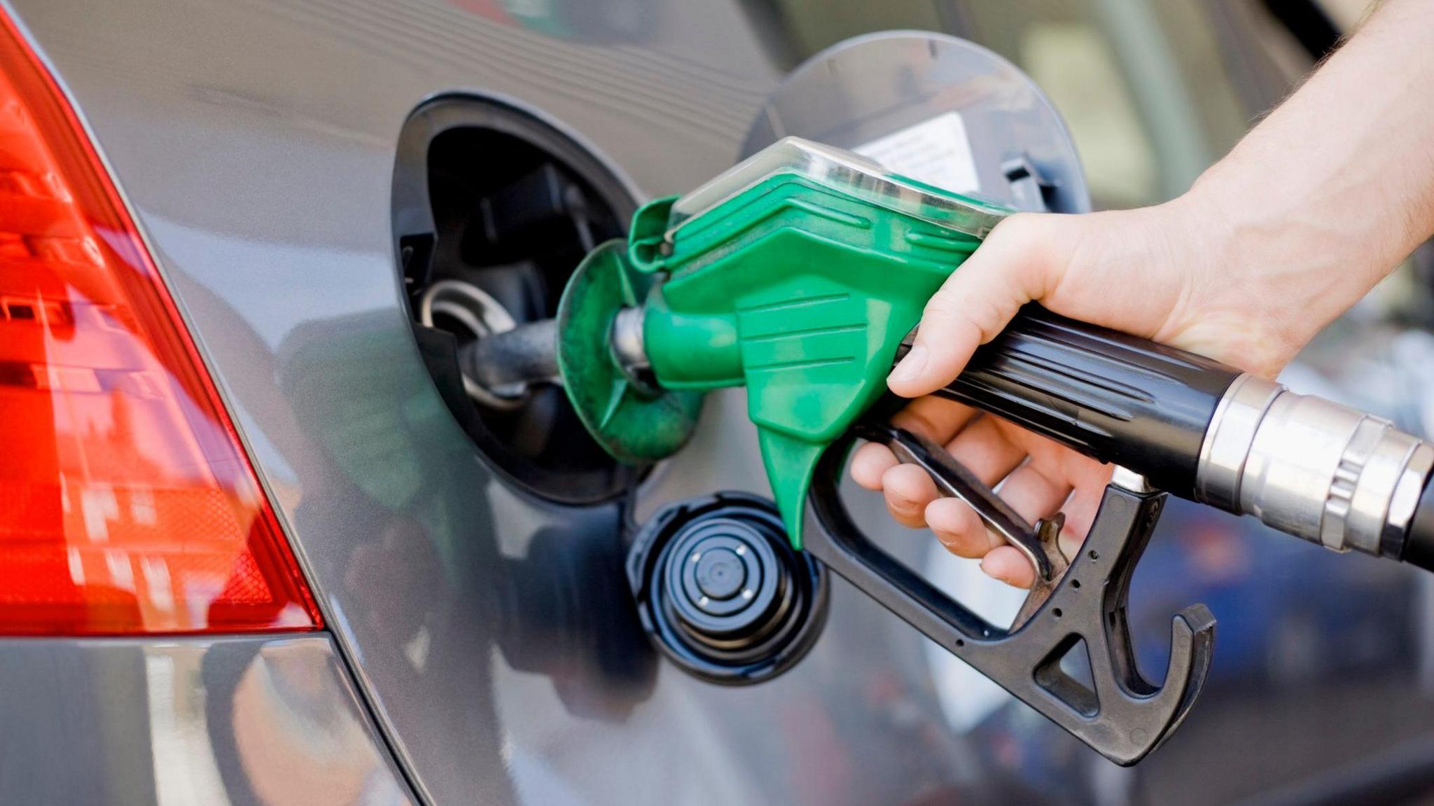 Oil Price Plunges as US and Iran Pause Strikes
