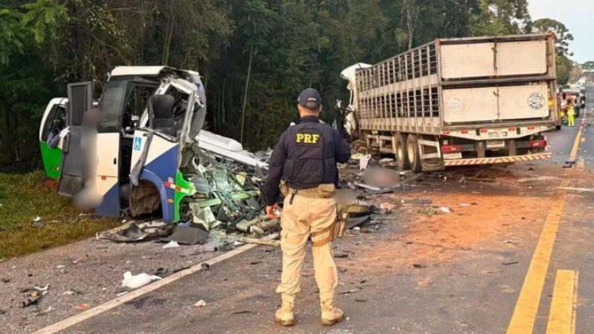 Fatal head‑on collision between minibus and lorry in Brazil kills at least 23