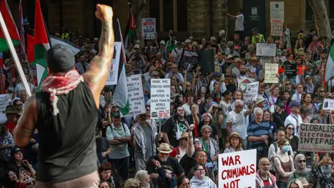Clashes Erupt in Sydney Protest Against Israeli President's Visit as Police Face Backlash