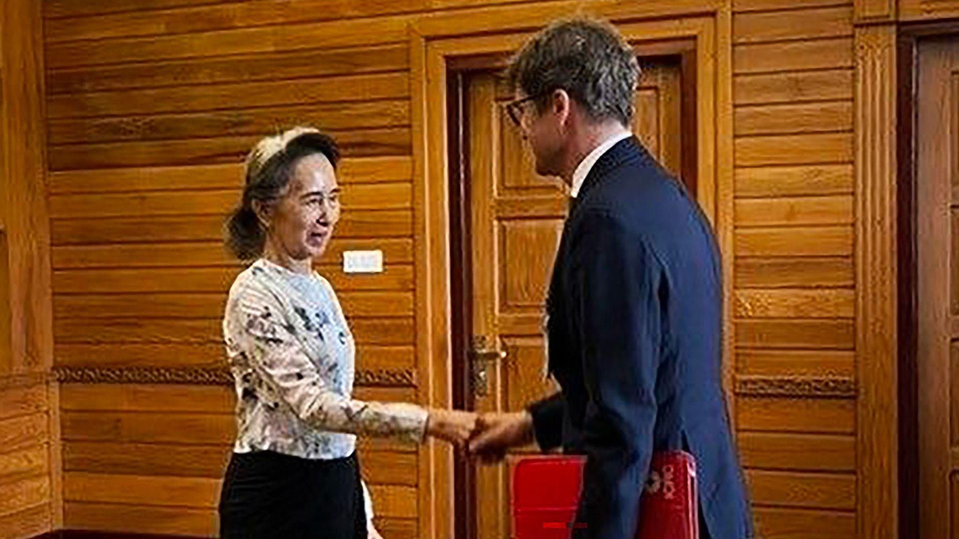 Aung San Suu‑Kyi Meets ICRC Delegation After 2½ Years