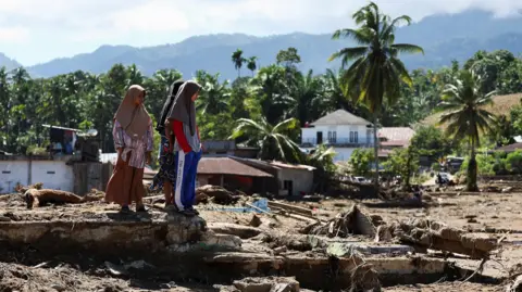 Indonesia Floods Result in Over 600 Casualties Amidst Rising Criticism of Disaster Response