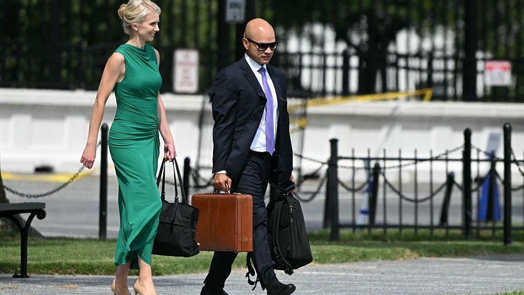 Trump Gave $45,000 Cash Gifts to White House Aides, Public Records Show