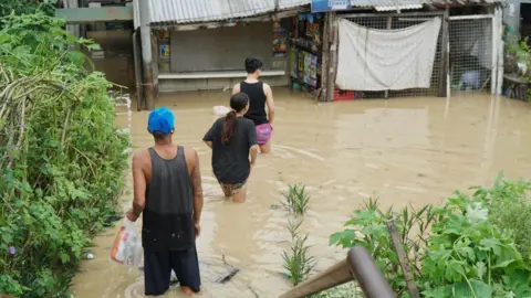 Typhoon Fung-wong Hits Philippines: Aftermath and Risks