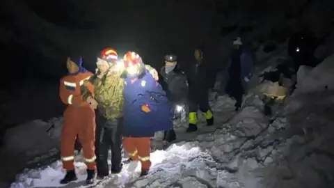 Rescue Operations Succeed as 580 Everest Hikers Supported to Safety After Blizzard