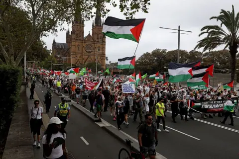Israeli President Herzog Honors Victims of Bondi Attack Amid Controversial Visit