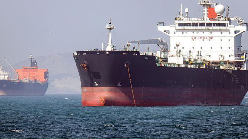 Oil Prices Slide as U.S. Officials Signal Possible Reopening of the Strait of Hormuz