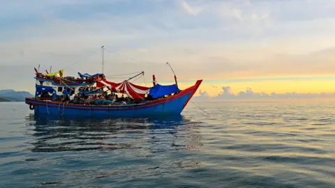 Tragic Capsizing in the Indian Ocean: 250 Rohingya and Bangladeshi Migrants Missing