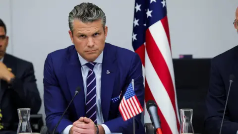 US Defense Secretary's Plane Makes Emergency Landing in UK Due to Windscreen Issue