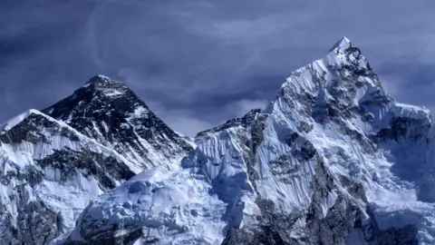 Rescue Operations Underway as Nearly 1,000 People Trapped on Mount Everest
